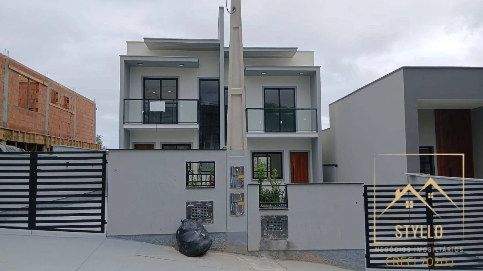 Sobrado geminado em Potecas, São José