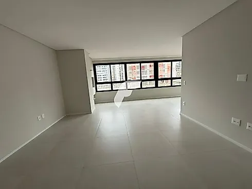 Apartamento em Meia Praia, Itapema