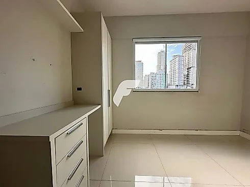 Apartamento em Meia Praia, Itapema