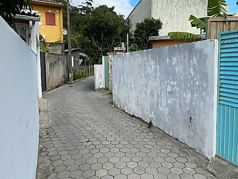 Terreno Plano de 491,62M², com Duas Casas e em Servidão sem Saída, a 350 M da Praia do Morro das Ped - Terreno em Morro das Pedras, Florianópolis - Foto 2