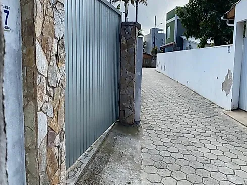 Terreno Plano de 491,62M², com Duas Casas e em Servidão sem Saída, a 350 M da Praia do Morro das Ped - Terreno em Morro das Pedras, Florianópolis - Foto 5
