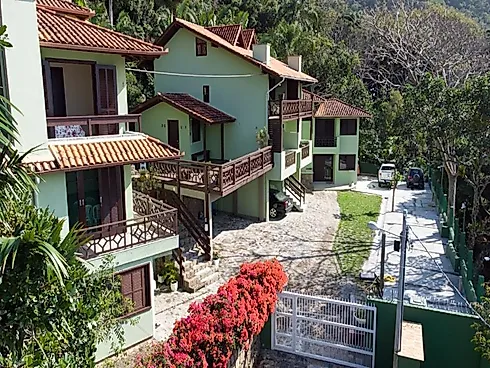 Linda Pousada Localizada em Meio a Mata Atlântica e a 130 Metros da Praia da Solidão - Pântano do Su
