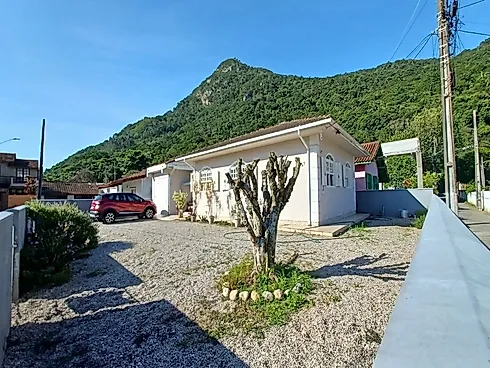 Casa de Alvenaria Térrea com 3 Quartos, Não Financiável, no Pântano do Sul, Florianópolis/SC - Casa em Armação do Pântano do Sul, Florianópolis - Foto 1