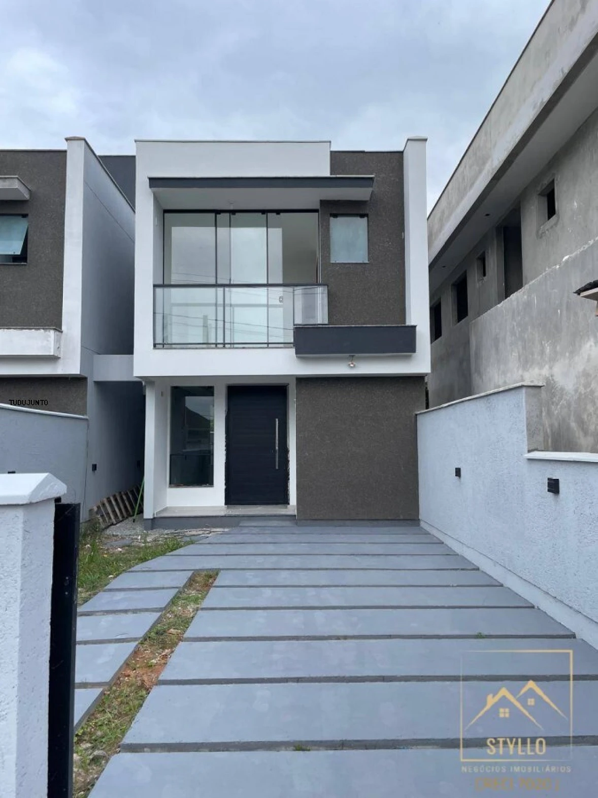 Sobrado geminado em Forquilhas, São José