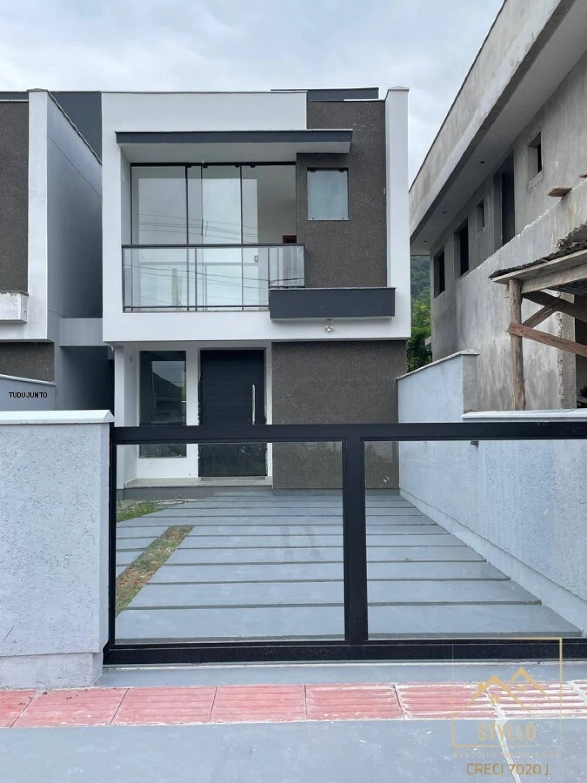 Sobrado geminado em Forquilhas, São José