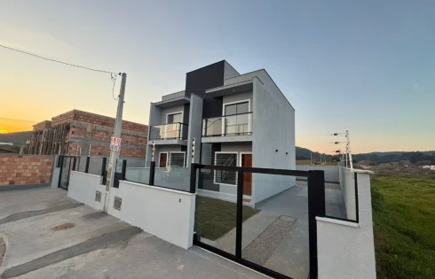 Sobrado geminado em Forquilhas, São José