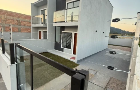 Sobrado geminado em Forquilhas, São José