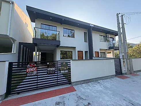 Sobrado geminado em Forquilhas, São José