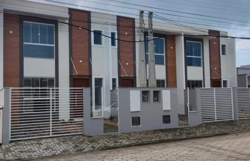 Sobrado geminado em Meia Praia, Navegantes