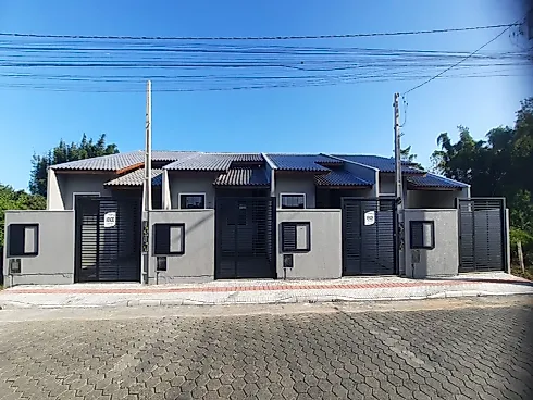 Casa Geminada com 3 quartos em Meia Praia, Navegantes
