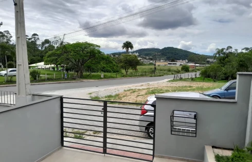 Sobrado geminado em Potecas, São José
