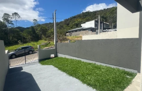 Sobrado geminado em Forquilhas, São José