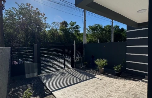 Sobrado geminado em Potecas, São José