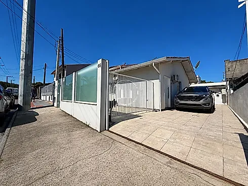 Casa 3 Dormitórios no Bairro Madri em Palhoça